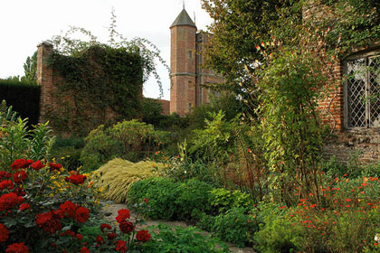 life_sissinghurst_late_summ.jpg